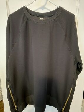 Womans’s Ribbed Crewneck with Zipper Detail - Black